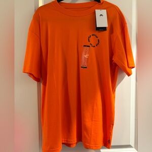 NWT Nike logo graphic t shirt